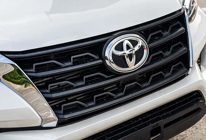 Bên trong lưới tản nhiệt Toyota Fortuner 2022 là những thanh đen tạo hình lượn sóng lạ mắt