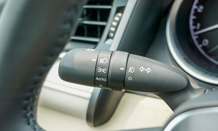 Cách điều chỉnh độ cao của quang đèn pha trên ô tô như thế nào để đảm bảo an toàn và tiết kiệm điện năng?

