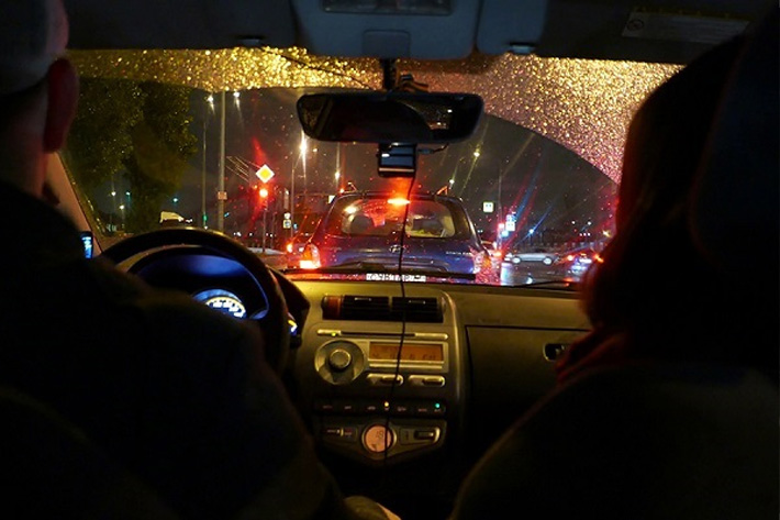 LƯU Ý LÁI XE AN TOÀN KHI TRỜI MƯA VÀO BAN ĐÊM - lái xe an toàn mưa ban đêm Việc lái xe vào ban đêm là ghi nhớ quan trọng, nhưng khi đường ướt do mưa, rủi ro sẽ tăng lên gấp đôi. Hãy đọc bài viết của chúng tôi để có những lưu ý an toàn để giúp bạn lái xe một cách an toàn trong mưa ban đêm.