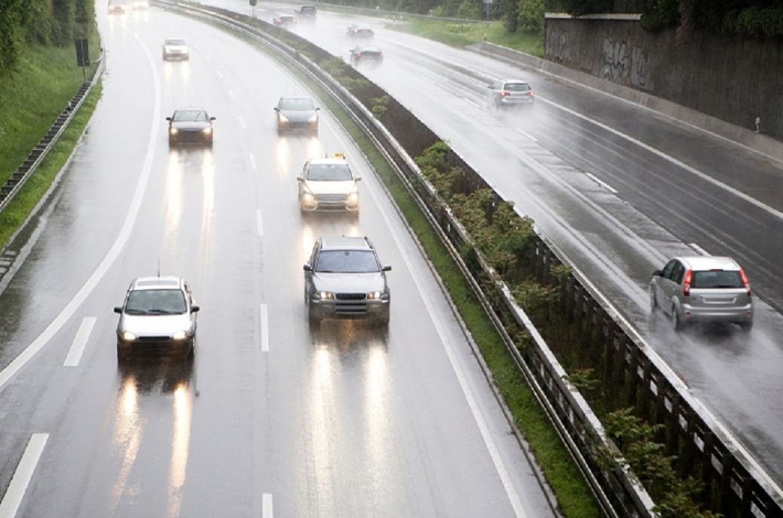 Có nên bật đèn cảnh báo nguy hiểm khi lái xe lúc trời mưa?