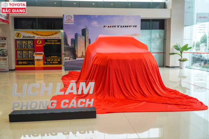 Toyota Bắc Giang tổ chức ra mắt xe Land Cruiser Prado và Toyota Fortuner hoàn toàn mới