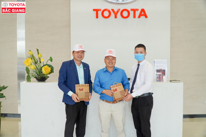 Toyota Bắc Giang tổ chức ra mắt xe Land Cruiser Prado và Toyota Fortuner hoàn toàn mới
