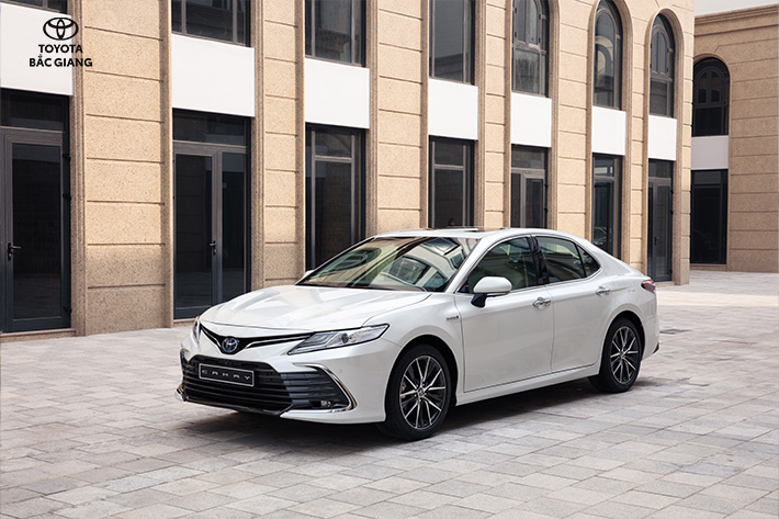 xe-toyota-hybrid-dong-loat-giam-gia-sau-2