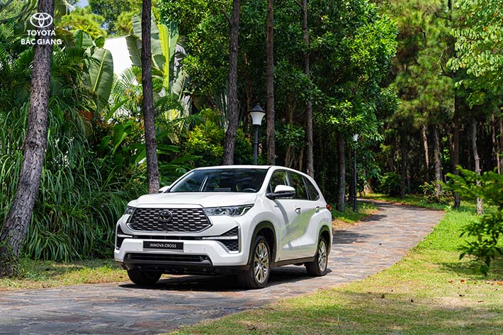 xe-toyota-hybrid-dong-loat-giam-gia-sau-5