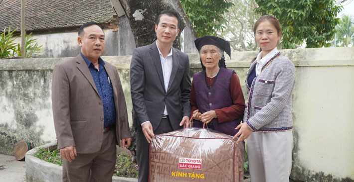Toyota Bắc Giang tặng quà Tết cho hộ gia đình hoàn cảnh khó khăn