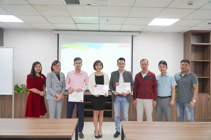 Khen thưởng thi đua tháng 11/2021 Phòng Kinh Doanh Toyota Bắc Giang
