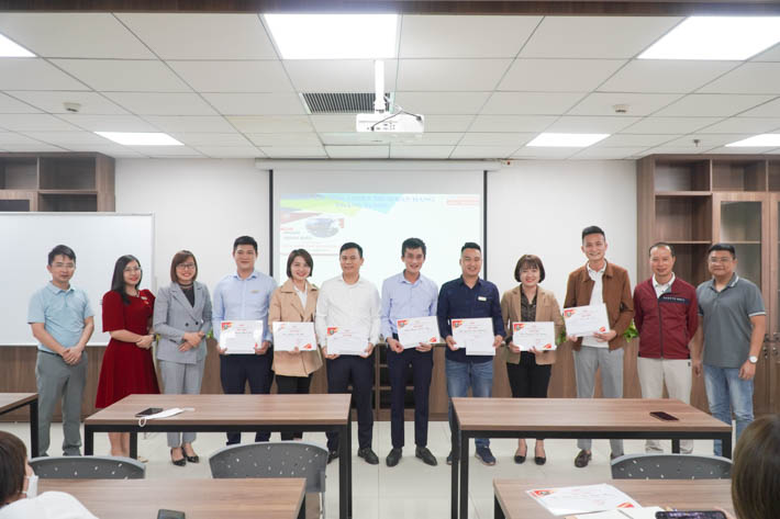 Khen thưởng thi đua tháng 11/2021 Phòng Kinh Doanh Toyota Bắc Giang