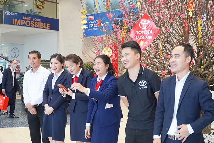 Toyota Bắc Giang tặng quà Tết cho cán bộ nhân viên