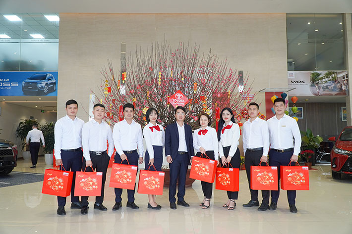 Toyota Bắc Giang tặng quà Tết cho cán bộ nhân viên
