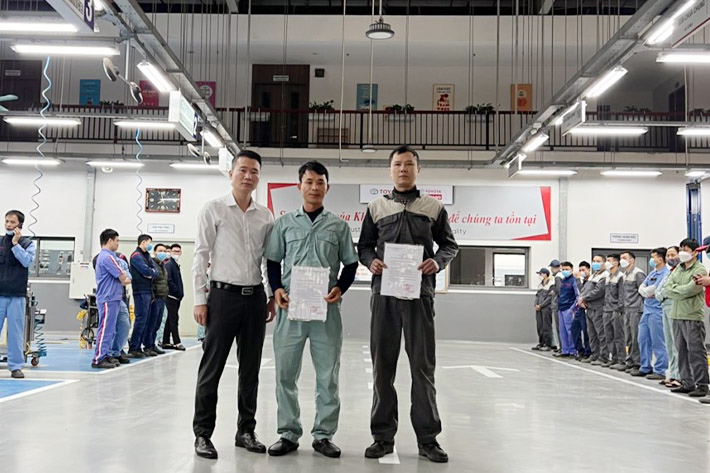 Toyota Bắc Giang trao chứng chỉ đào tạo chuyên môn và quyết định bổ nhiệm các cán bộ quản lý