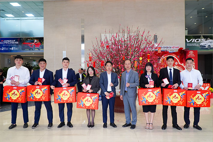 trao-qua-tet-xuan-binh-ngo-1