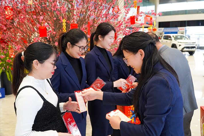 trao-qua-tet-xuan-binh-ngo-2