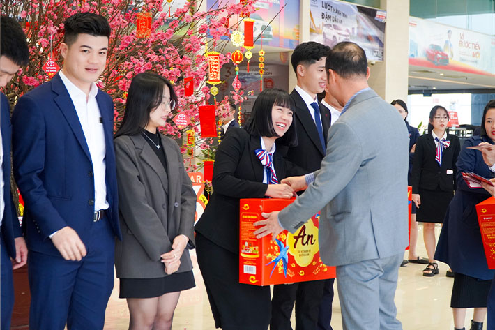 trao-qua-tet-xuan-binh-ngo-4