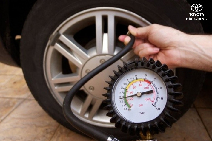 ap-suat-lop-xe-toyota-cach-doc-thong-so-bom-lop-dung-chuan-4
