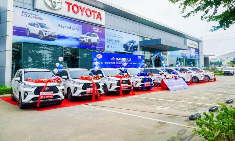 toyota-bac-giang-ban-giao-lo-xe-veloz-cross-cho-cong-ty-ha-noi-hlt-car
