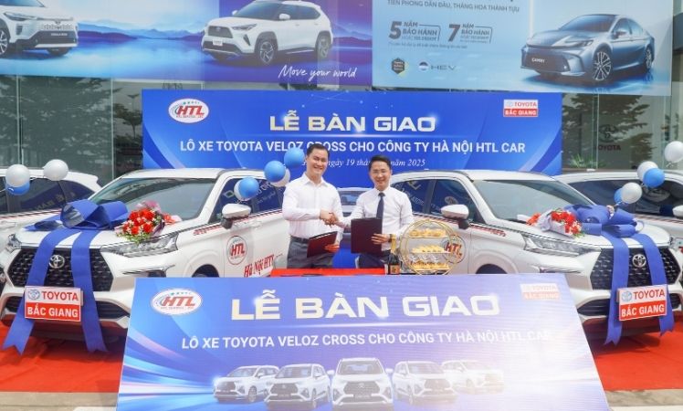 toyota-bac-giang-ban-giao-lo-xe-veloz-cross-cho-cong-ty-ha-noi-hlt-car