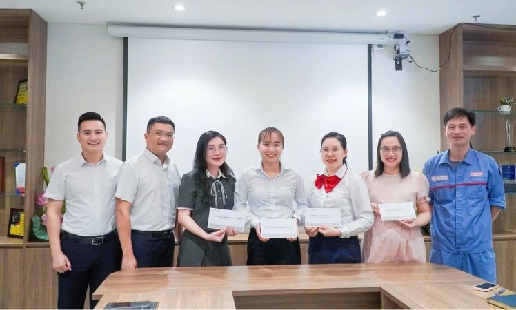 trao-giai-kaizen-thang-4