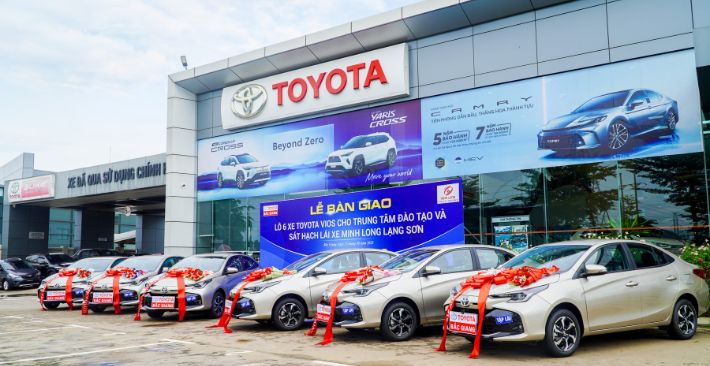 le-ban-giao-lo-6-xe-toyota-vios-cho-trung-tam-sat-hach-va-dao-tao-lai-xe-minh-long