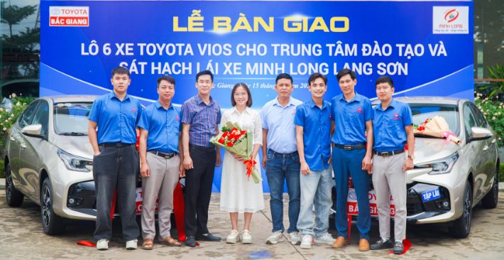 le-ban-giao-lo-6-xe-toyota-vios-cho-trung-tam-sat-hach-va-dao-tao-lai-xe-minh-long