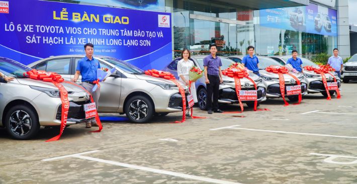 le-ban-giao-lo-6-xe-toyota-vios-cho-trung-tam-sat-hach-va-dao-tao-lai-xe-minh-long